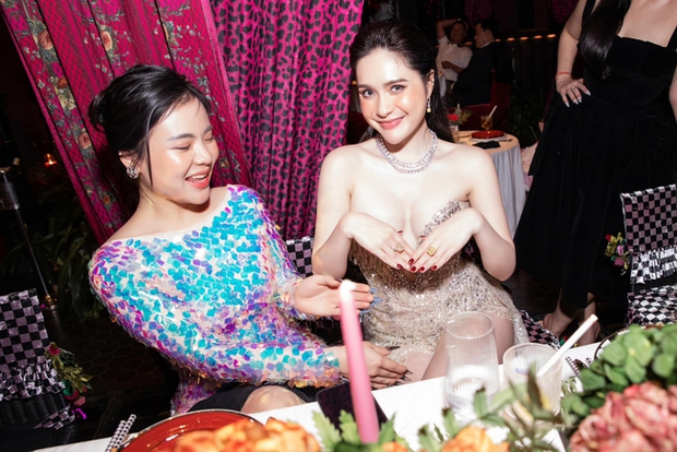 Cuộc chiến thượng lưu phiên bản so kim cương của Đoàn Di Băng và “chị Ông Địa” Thu Trang: Của chị hình thang, của em hình tam giác, rốt cục ai giàu hơn ai? - Ảnh 3. Cuộc chiến thượng lưu phiên bản so kim cương của Đoàn Di Băng và “chị Ông Địa” Thu Trang: Của chị hình thang, của em hình tam giác, rốt cục ai giàu hơn ai? - Ảnh 3.