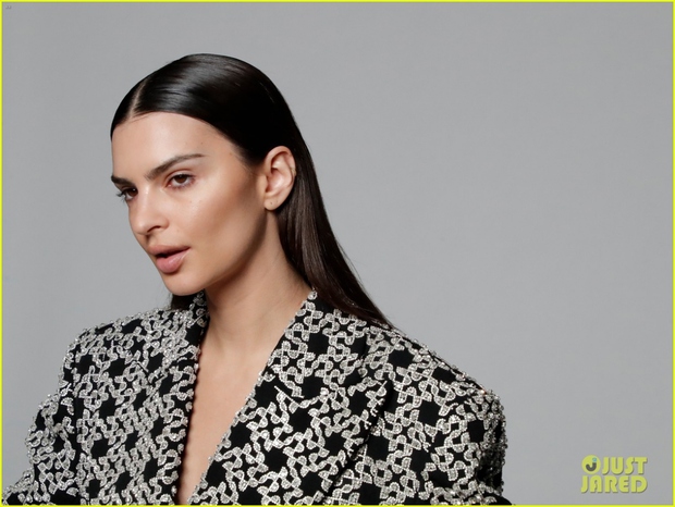 Emily Ratajkowski diện blazer gợi cảm, tái xuất ấn tượng trên sàn catwalk - Ảnh 8.