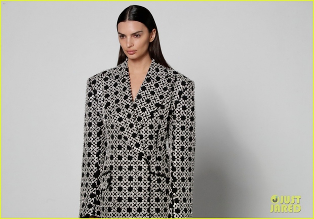 Emily Ratajkowski diện blazer gợi cảm, tái xuất ấn tượng trên sàn catwalk - Ảnh 7.