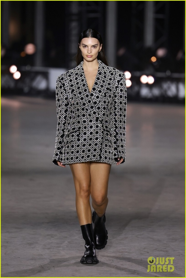 Emily Ratajkowski diện blazer gợi cảm, tái xuất ấn tượng trên sàn catwalk - Ảnh 3.