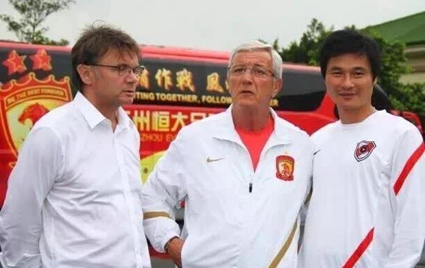 Báo Trung Quốc ghen tị vì LĐBĐ Việt Nam chiêu mộ được HLV Troussier với mức lương đầy bất ngờ - Ảnh 2.