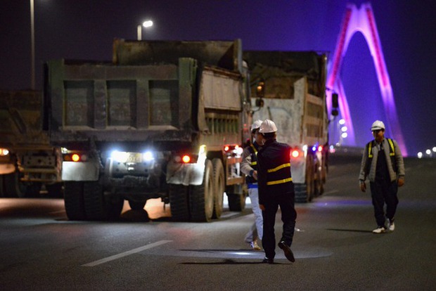 Hà Nội: Chính thức cấm đường cầu Nhật Tân để kiểm định, thử tải - Ảnh 9.