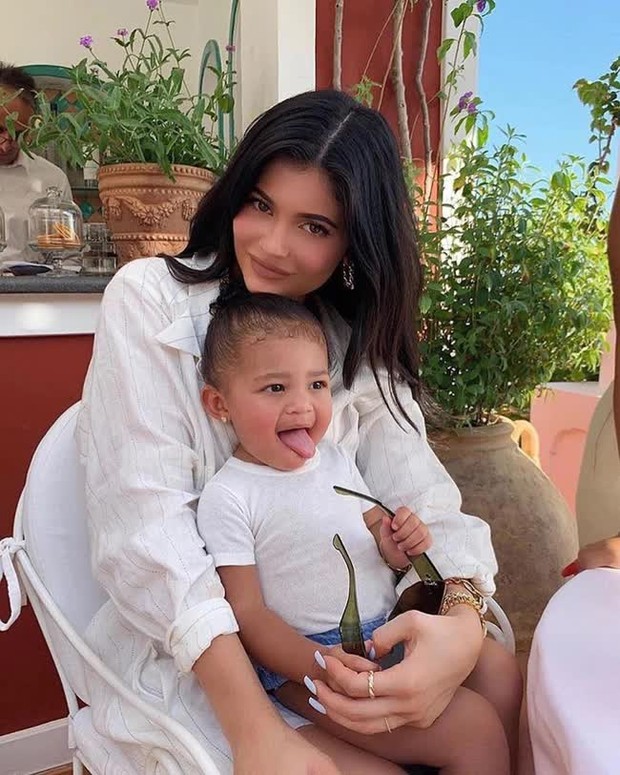 Sướng như con của sao hạng A: Rihanna thuê hẳn stylist cho... quý tử 9 tháng tuổi, ái nữ nhà Kylie Jenner sở hữu dòng mỹ phẩm khi còn bé tí - Ảnh 4. Sướng như con của sao hạng A: Rihanna thuê hẳn stylist cho... quý tử 9 tháng tuổi, ái nữ nhà Kylie Jenner sở hữu dòng mỹ phẩm khi còn bé tí - Ảnh 4.