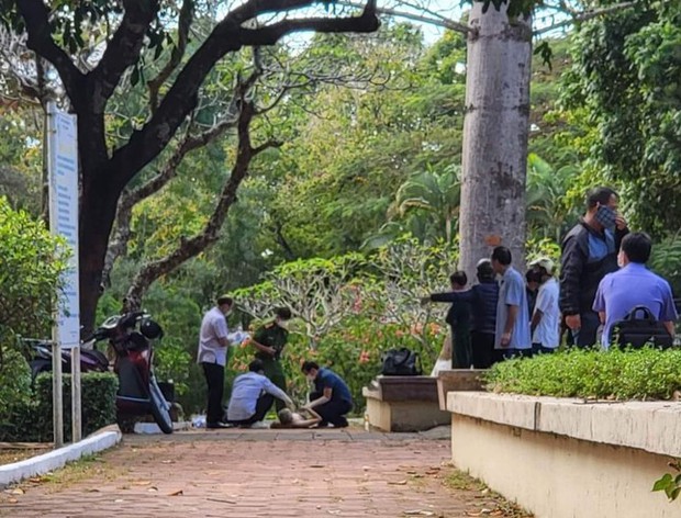Phát hiện người đàn ông tử vong dưới gốc cây, cạnh đài liệt sĩ - Ảnh 1.