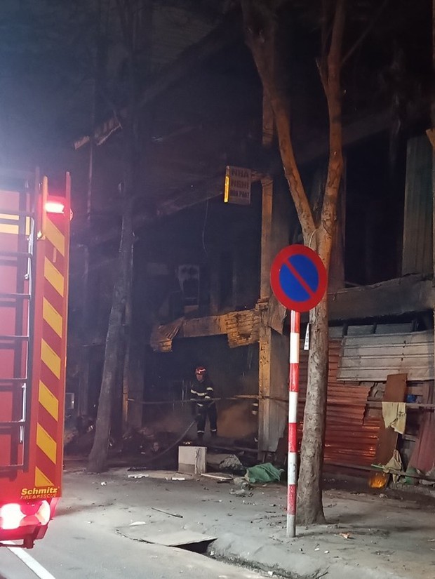 Hà Nội: Liên tiếp xảy ra cháy tại số nhà 131 Đội Cấn - Ảnh 3.