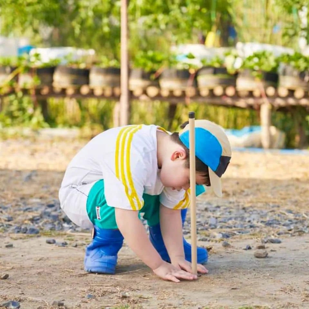 Một cậu bé gây sốt mạng xã hội khi đi làm vườn, ai dè là quý tử nhà tỷ phú và mẹ là siêu sao quyền lực Tbiz - Ảnh 4.