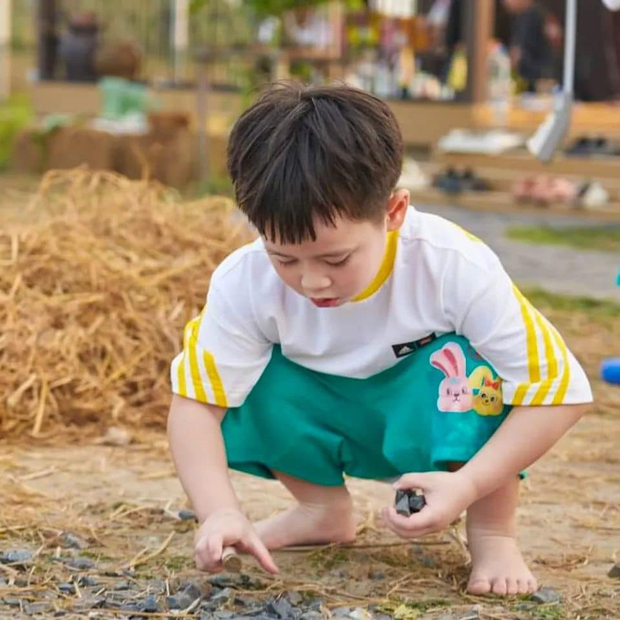 Một cậu bé gây sốt mạng xã hội khi đi làm vườn, ai dè là quý tử nhà tỷ phú và mẹ là siêu sao quyền lực Tbiz - Ảnh 3.