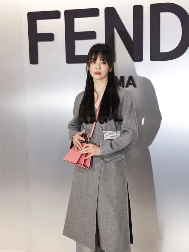 Song Hye Kyo đại náo Milan Fashion Week: Visual gây sốt khi sánh bên nam thần Hứa Quang Hán, được khán giả rần rần ủng hộ - Ảnh 11.