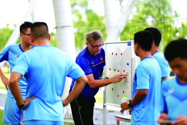 HLV Philippe Troussier - Canh bạc của VFF - Ảnh 2. HLV Philippe Troussier - Canh bạc của VFF - Ảnh 2.