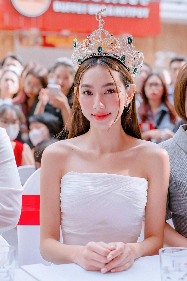 Hành trình thay đổi nhan sắc của Hoa hậu Nguyễn Thúc Thuỳ Tiên: Từ ngây thơ ngọt ngào đến sắc sảo quyến rũ - Ảnh 16. Hành trình thay đổi nhan sắc của Hoa hậu Nguyễn Thúc Thuỳ Tiên: Từ ngây thơ ngọt ngào đến sắc sảo quyến rũ - Ảnh 16.