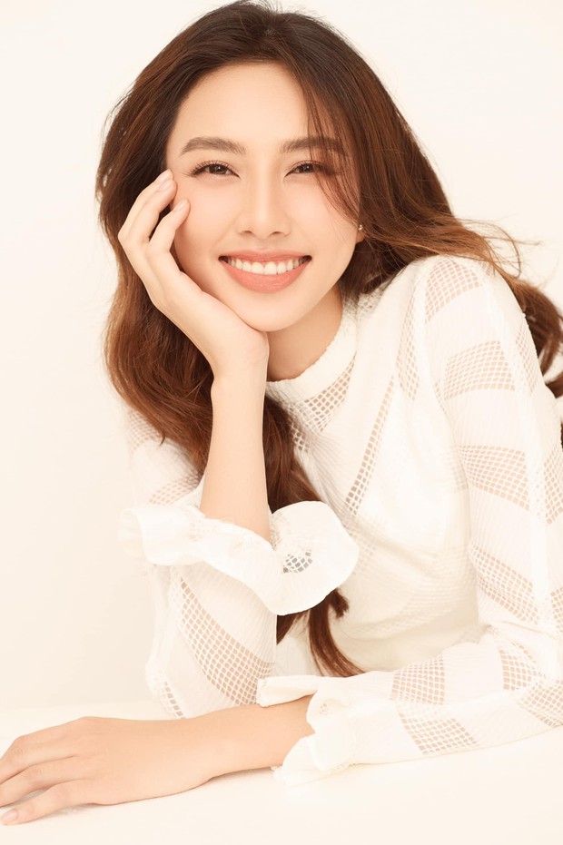 Hành trình thay đổi nhan sắc của Hoa hậu Nguyễn Thúc Thuỳ Tiên: Từ ngây thơ ngọt ngào đến sắc sảo quyến rũ - Ảnh 15. Hành trình thay đổi nhan sắc của Hoa hậu Nguyễn Thúc Thuỳ Tiên: Từ ngây thơ ngọt ngào đến sắc sảo quyến rũ - Ảnh 15.