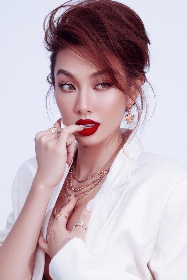 Hành trình thay đổi nhan sắc của Hoa hậu Nguyễn Thúc Thuỳ Tiên: Từ ngây thơ ngọt ngào đến sắc sảo quyến rũ - Ảnh 14. Hành trình thay đổi nhan sắc của Hoa hậu Nguyễn Thúc Thuỳ Tiên: Từ ngây thơ ngọt ngào đến sắc sảo quyến rũ - Ảnh 14.