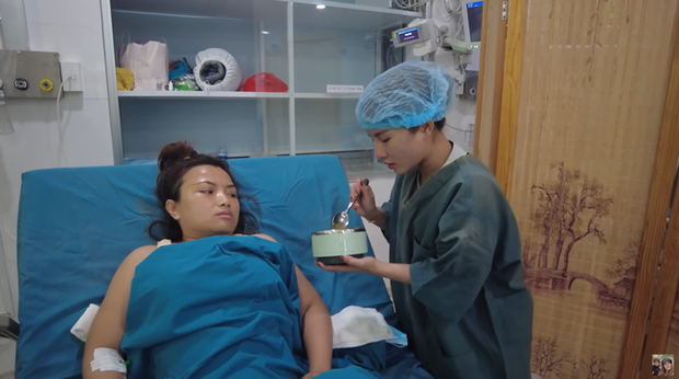 Thị phi bủa vây Bà Nhân Vlog khi Quỳnh Trần JP dao kéo: Từ tin đồn xui nhau phẫu thuật đến nhận tiền mới chăm sóc bạn - Ảnh 1.