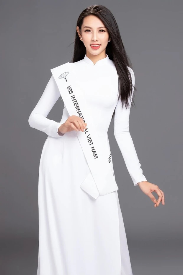 Hành trình thay đổi nhan sắc của Hoa hậu Nguyễn Thúc Thuỳ Tiên: Từ ngây thơ ngọt ngào đến sắc sảo quyến rũ - Ảnh 10. Hành trình thay đổi nhan sắc của Hoa hậu Nguyễn Thúc Thuỳ Tiên: Từ ngây thơ ngọt ngào đến sắc sảo quyến rũ - Ảnh 10.