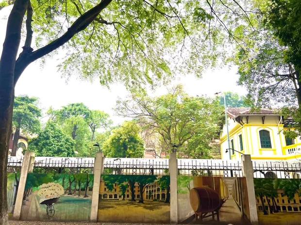 Ngôi trường THPT công lập ở Hà Nội nổi tiếng vì thành tích học tập, cảnh quan còn đẹp lãng mạn: Mùa nào cũng như 1 bức tranh - Ảnh 1.