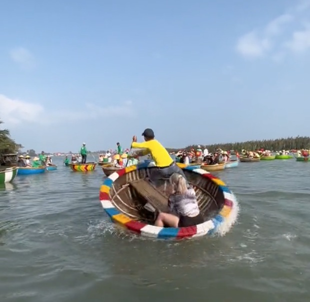 Trải nghiệm du lịch độc lạ của Việt Nam: Nhiều người chơi xong muốn tiền đình nhưng du khách nước ngoài vẫn mê tít - Ảnh 4. Trải nghiệm du lịch độc lạ của Việt Nam: Nhiều người chơi xong muốn tiền đình nhưng du khách nước ngoài vẫn mê tít - Ảnh 4.