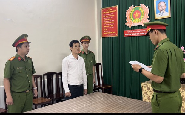 Tạm giam cựu chủ nhiệm Đoàn Luật sư Vĩnh Long liên quan vụ án Nguyễn Phương Hằng - Ảnh 3. Tạm giam cựu chủ nhiệm Đoàn Luật sư Vĩnh Long liên quan vụ án Nguyễn Phương Hằng - Ảnh 3.