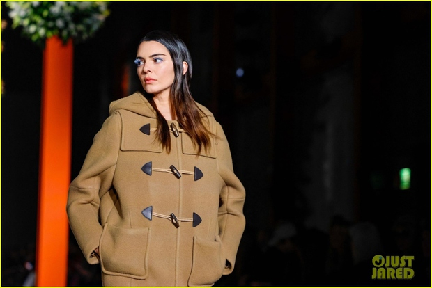 Kendall jenner nổi bật trên sàn catwalk ngày tái xuất