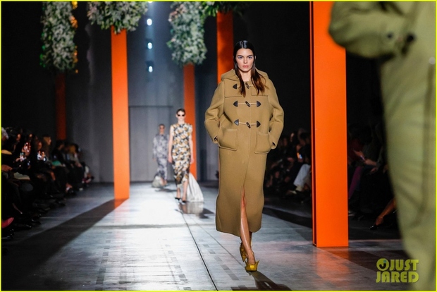 Kendall jenner nổi bật trên sàn catwalk ngày tái xuất