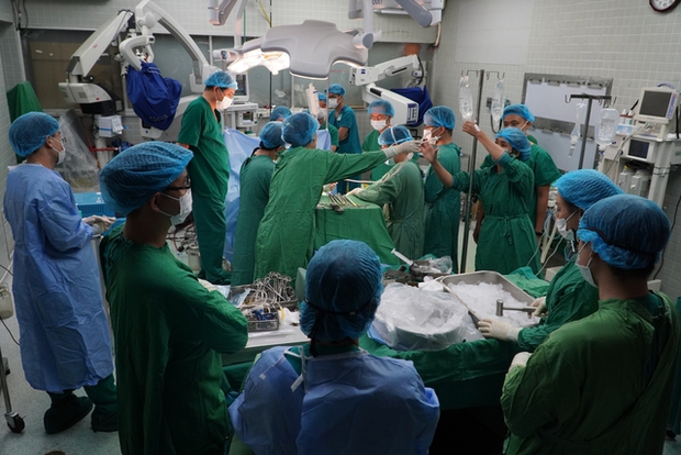 Rơi nước mắt với cuộc chạy đua xuyên đêm của các bác sĩ, đưa trái tim từ TP.HCM ra Hà Nội để cứu người - Ảnh 3. Rơi nước mắt với cuộc chạy đua xuyên đêm của các bác sĩ, đưa trái tim từ TP.HCM ra Hà Nội để cứu người - Ảnh 3.