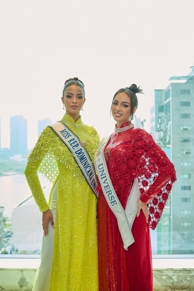 Top 2 Miss Universe đụng áo dài với Hoa hậu Thùy Tiên và Thanh Thủy - Ảnh 2.