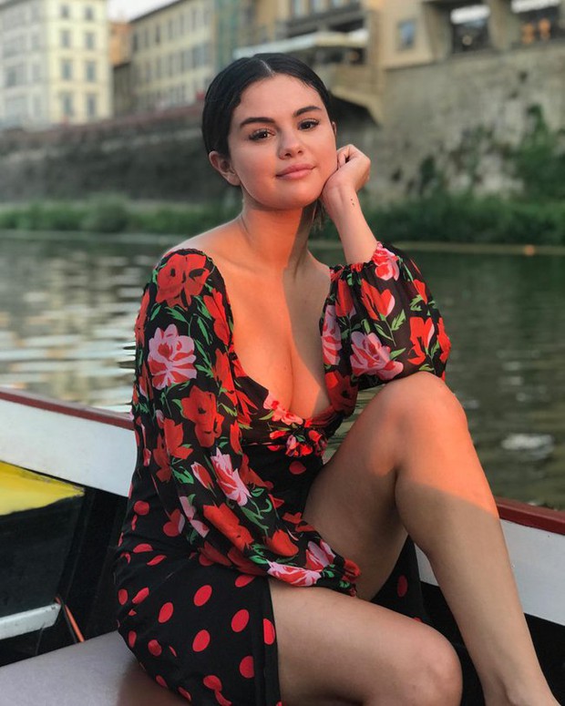 Deleting photos on Instagram for fear of showing off too much of her body, but Selena Gomez actually posted a series of photos dressed in much hotter outfits!  - Photo 5.