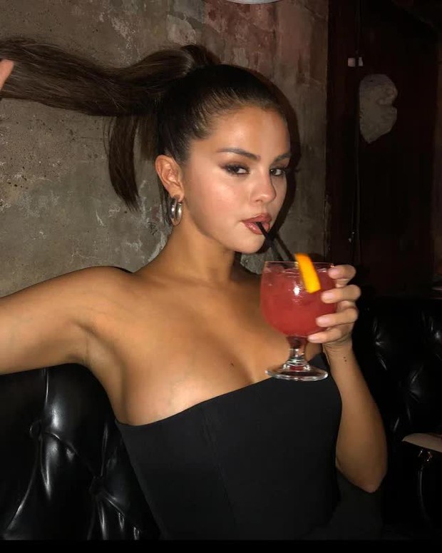 Deleting photos on Instagram for fear of showing off too much of her body, but Selena Gomez actually posted a series of photos dressed in much hotter outfits!  - Photo 1.