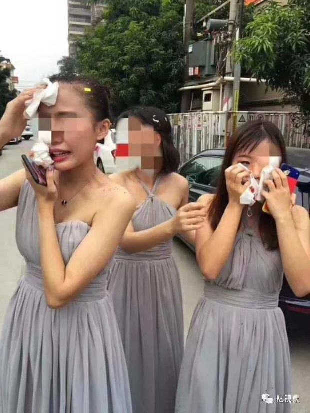 Choáng với cảnh cô dâu bị đè xuống sàn, xịt bọt tới tấp lên mặt ngay trong hôn lễ - Ảnh 2. Choáng với cảnh cô dâu bị đè xuống sàn, xịt bọt tới tấp lên mặt ngay trong hôn lễ - Ảnh 2.