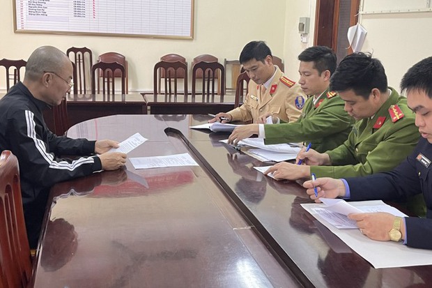 Uống bia rượu, nam tài xế lao thẳng xe ô tô vào cảnh sát rồi túm cổ vật ngã 1 thượng uý - Ảnh 1.