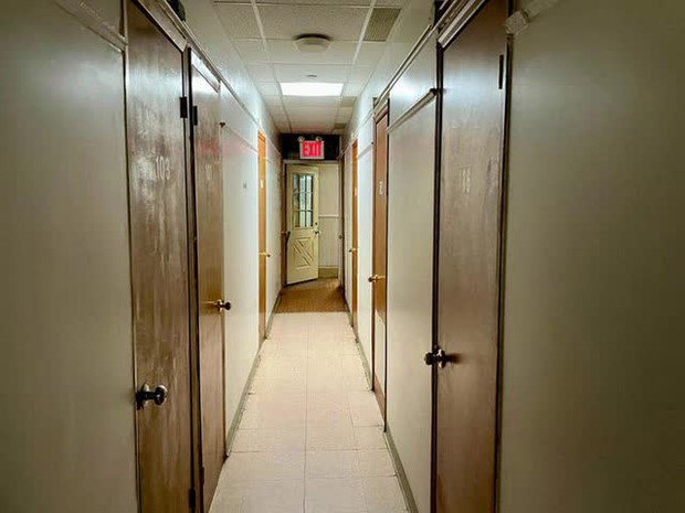 Hóa ra đây là khách sạn 1 sao tồi tệ nhất New York, bước vào căn phòng thế này mà bị hét giá 2 triệu/đêm thì hết cả hồn! - Ảnh 8. Hóa ra đây là khách sạn 1 sao tồi tệ nhất New York, bước vào căn phòng thế này mà bị hét giá 2 triệu/đêm thì hết cả hồn! - Ảnh 8.