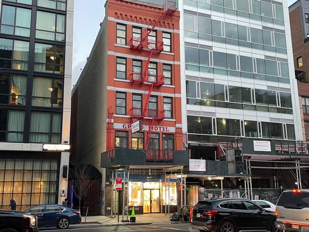 Hóa ra đây là khách sạn 1 sao tồi tệ nhất New York, bước vào căn phòng thế này mà bị hét giá 2 triệu/đêm thì hết cả hồn! - Ảnh 1. Hóa ra đây là khách sạn 1 sao tồi tệ nhất New York, bước vào căn phòng thế này mà bị hét giá 2 triệu/đêm thì hết cả hồn! - Ảnh 1.