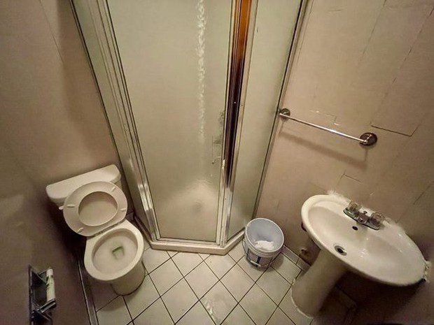 Hóa ra đây là khách sạn 1 sao tồi tệ nhất New York, bước vào căn phòng thế này mà bị hét giá 2 triệu/đêm thì hết cả hồn! - Ảnh 18. Hóa ra đây là khách sạn 1 sao tồi tệ nhất New York, bước vào căn phòng thế này mà bị hét giá 2 triệu/đêm thì hết cả hồn! - Ảnh 18.