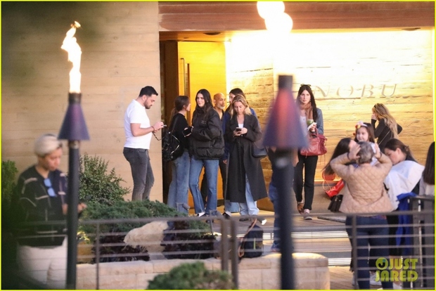 Kendall Jenner để mặt mộc xinh đẹp đi ăn tối cùng bạn bè sau khi chia tay - Ảnh 7.