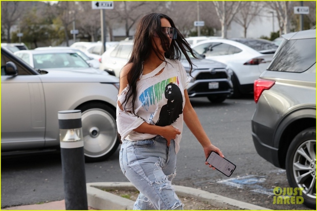 Kim Kardashian wears rags to cheer her daughter on a basketball game - Photo 7.