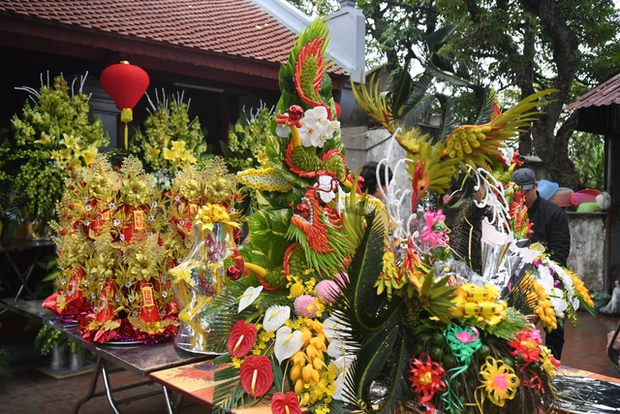 Hàng ngàn người dân đổ về đền Trần trước giờ khai ấn - Ảnh 3.