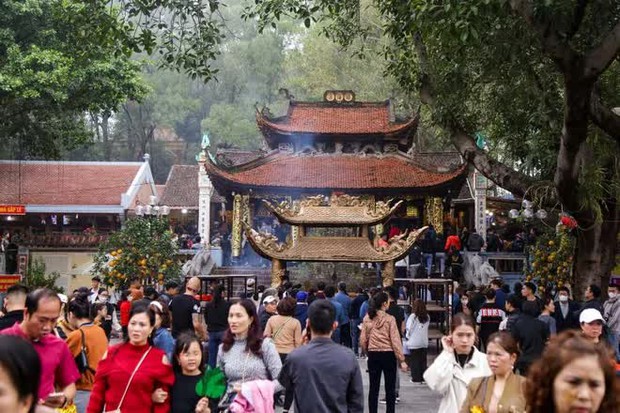 Mặc thời tiết xấu, hàng ngàn du khách đổ về xin lộc tại Đền Bà Chúa Kho - Ảnh 6.