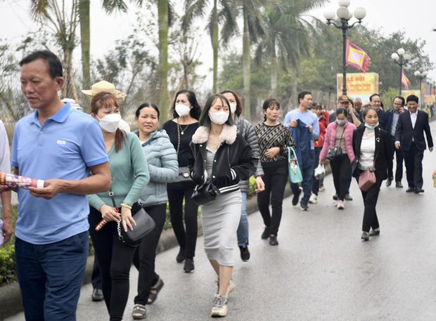 Hàng ngàn người dân đổ về đền Trần trước giờ khai ấn - Ảnh 2.