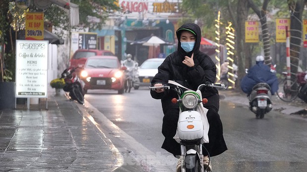 Hà Nội bắt đầu chuỗi ngày mưa phùn, nồm ẩm - Ảnh 2.