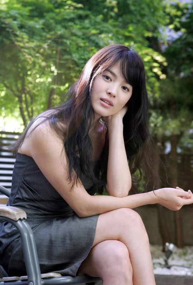 Hình ảnh vợ Song Joong Ki ở độ tuổi 20 gây sốt cõi mạng, mặt mộc liệu có đọ được với Song Hye Kyo? - Ảnh 4. Hình ảnh vợ Song Joong Ki ở độ tuổi 20 gây sốt cõi mạng, mặt mộc liệu có đọ được với Song Hye Kyo? - Ảnh 4.