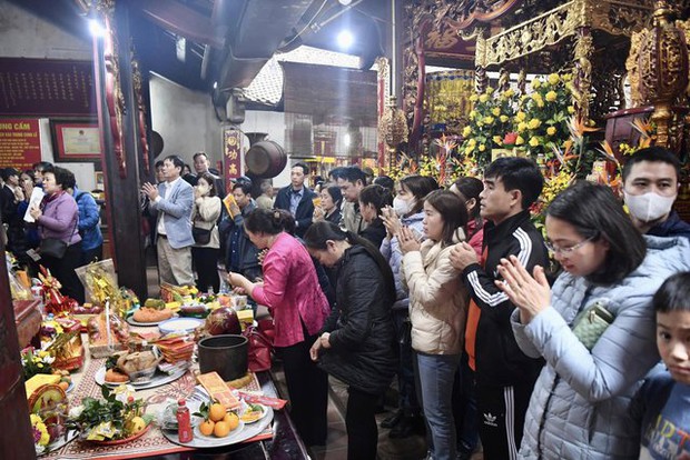 Hàng ngàn người dân đổ về đền Trần trước giờ khai ấn - Ảnh 11.