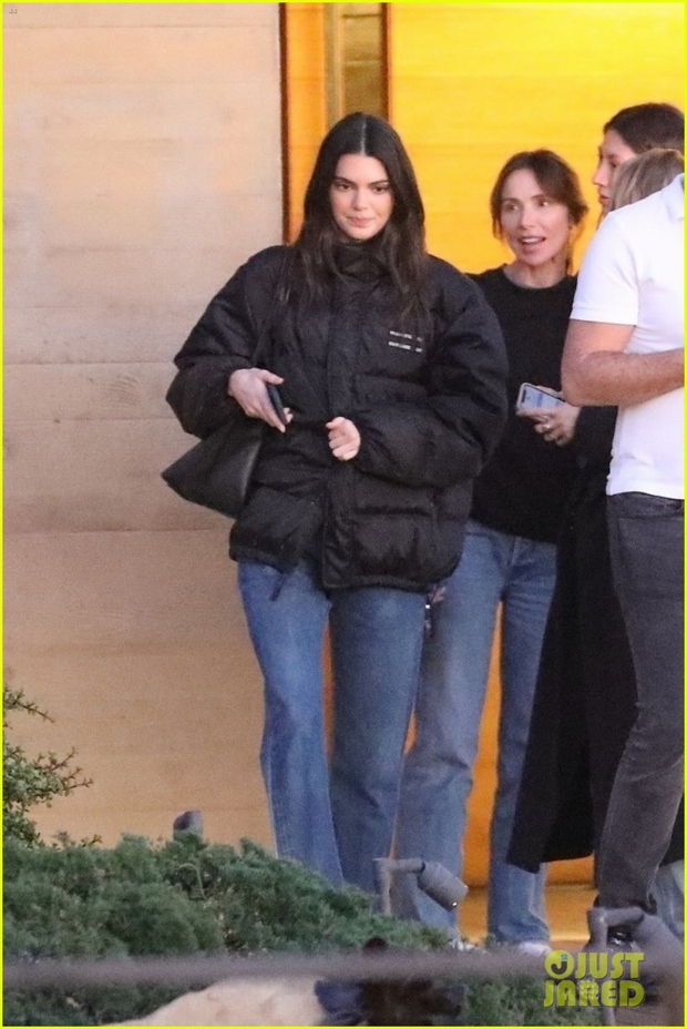Kendall Jenner để mặt mộc xinh đẹp đi ăn tối cùng bạn bè sau khi chia tay - Ảnh 3.