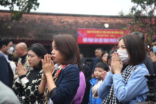 Hàng ngàn người dân đổ về đền Trần trước giờ khai ấn - Ảnh 5.
