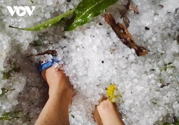 Chiều tối nay xảy ra mưa đá với mật độ dày tại thành phố Điện Biên Phủ - Ảnh 1.
