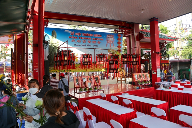 Hàng nghìn du khách thập phương viếng chùa Bà ở Bình Dương ngày Rằm tháng Giêng - Ảnh 16.