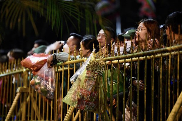 Biển người đội mưa vái vọng, dự lễ khai ấn đền Trần diễn ra vào lúc nửa đêm - Ảnh 4.