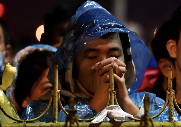 Biển người đội mưa vái vọng, dự lễ khai ấn đền Trần diễn ra vào lúc nửa đêm - Ảnh 3.