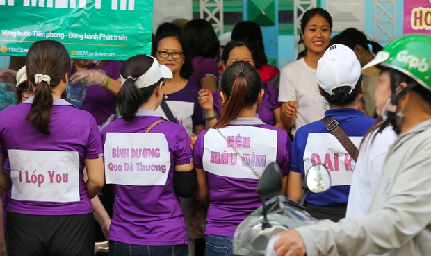 Bình Dương quá dễ thương: Thứ gì cũng được miễn phí tại Lễ hội chùa Bà, du khách ấm lòng - Ảnh 6.