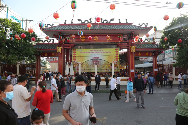 Hàng nghìn du khách thập phương viếng chùa Bà ở Bình Dương ngày Rằm tháng Giêng - Ảnh 3.
