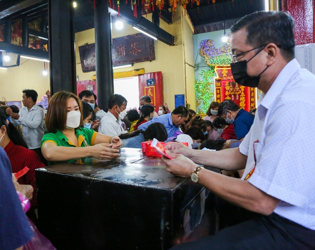 Hàng nghìn du khách thập phương viếng chùa Bà ở Bình Dương ngày Rằm tháng Giêng - Ảnh 15.