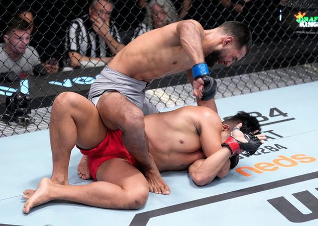 UFC FN 218: Vua knock-out Derrick Lewis lại thua, võ sĩ Indonesia lỡ cơ hội tạo ra lịch sử - Ảnh 4.